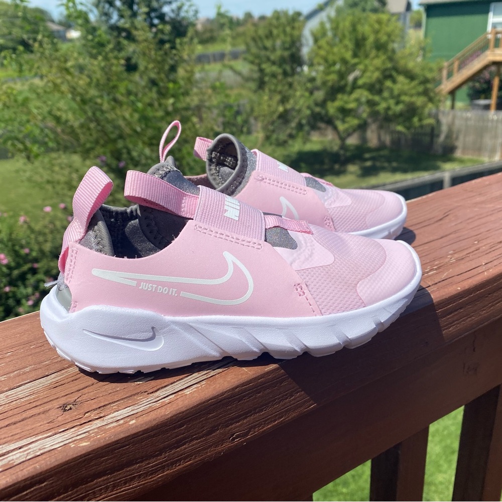 Nike girls pink tennis shoes size 11 (little girl)